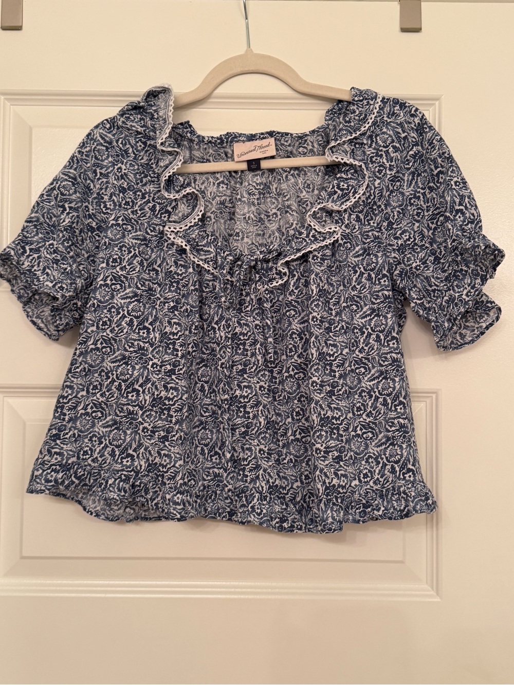 Universal Thread Navy and White Floral Ruffle Peasant Blouse